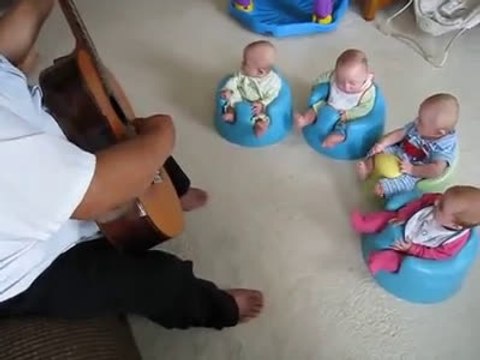 gitar eşliğinde şarkı söyleyen bebekler