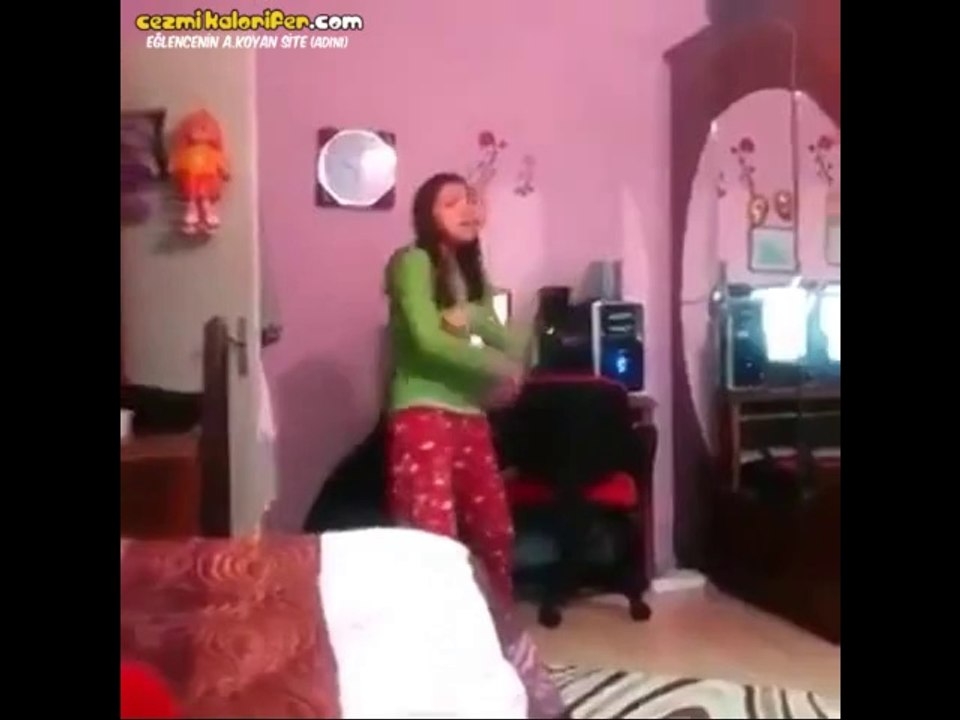 Yabancı Şarkı Söylemeye Çalışan Kızın Dramı