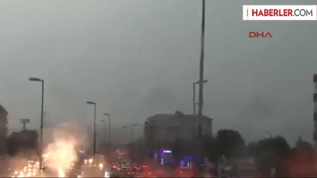 İşte İstanbul'da Yıldırımın Düşme Anı
