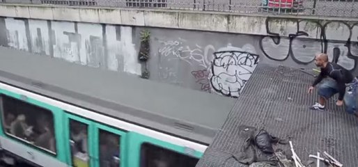 Un homme saute sur le toit d'un métro parisien !