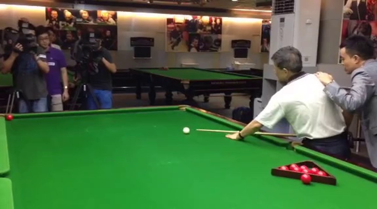 CHONG Chan Yau pots the ball