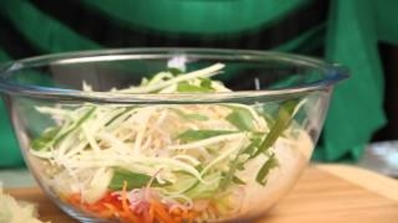 生パパヤと春雨のサラダ Raw Papaya and Noodle salad
