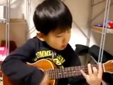 Gitar çalan minik yetenek