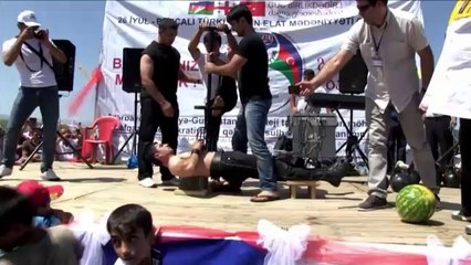 Hombre cuelga 33 kilos en sus ojos