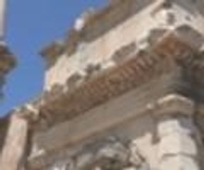 2 bin yıllık tuvaletin önünde kuyruk