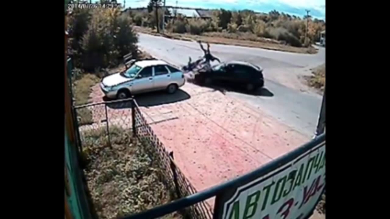 Un accident entre une moto et une voiture qui lui coupe la route : bien violent!