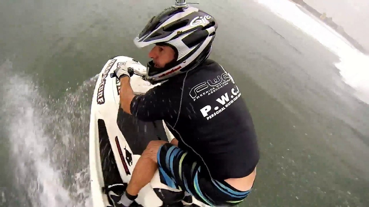 Incroyable backflip en Jetski filmé avec une GoPro