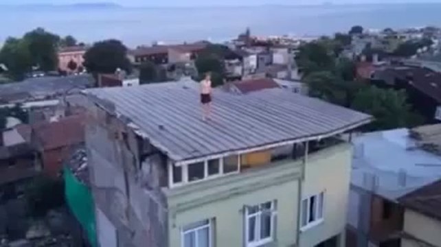 Bonzai içen genç kendini havuzda sanıp çatıdan atladı... !