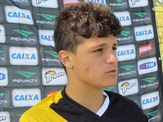 Adilson confirma Lucas Crispim e Aranda como titulares
