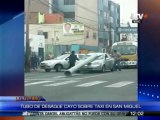 Un tubo de desagüe aplasta un taxi en San Miguel