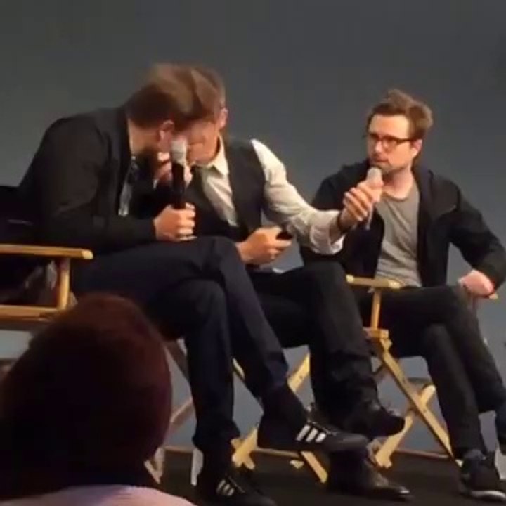 Funny video moment between David Michôd, Rob Pattinson & Guy Pearce at the Apple Store London