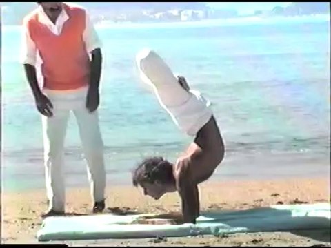 Demostración avanzada de Yoga con Hari y Mádhana en nuestro curso de formación en Vigo