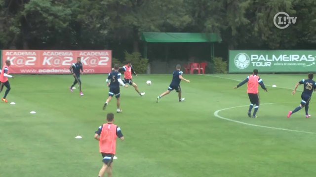 Em rachão no Palmeiras, Felipe Menezes enche o pé e faz golaço