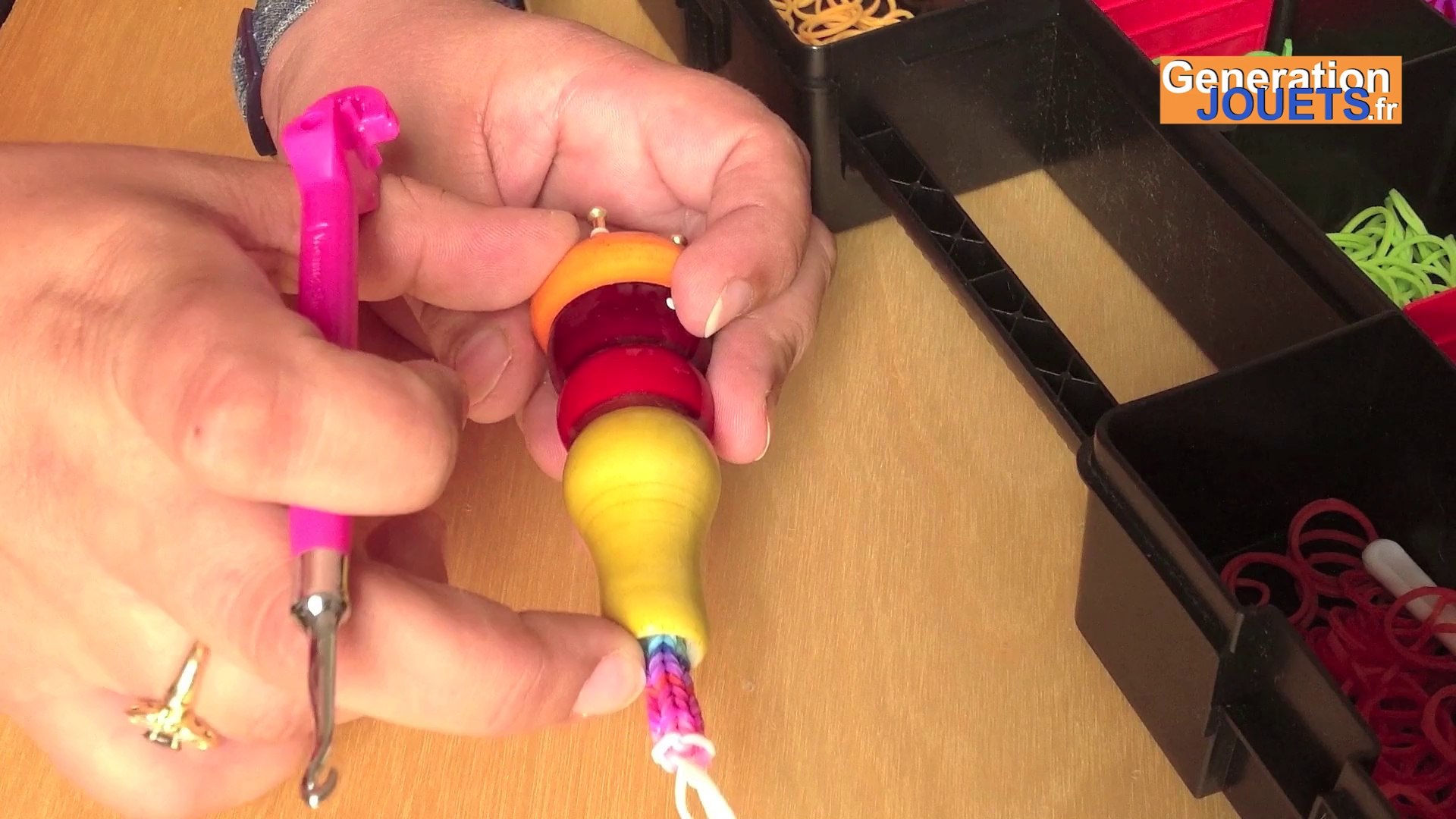 Bracelet en élastiques avec un tricotin - Vidéo Dailymotion
