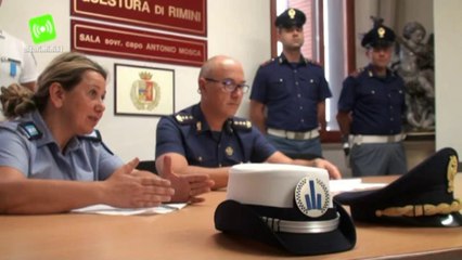 Antiabusivismo, nascosti borsoni sotto un telo. Fermati 2 venditori recidivi, 4 espulsi