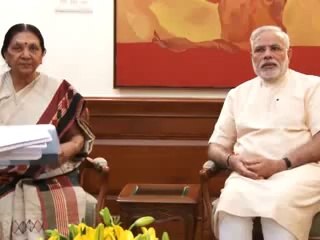 Video herunterladen: Anandiben Patel Gujarat CM ties Rakhi to PM Narendra Modi