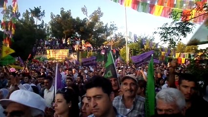 DEMİRTAŞ  MİTİNG ALANINDA HALK İÇİNDE KONUŞMASI