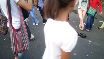 MİTİNGTE GENÇLER HALAY ÇEKERKEN