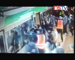 After man gets trapped, passengers push train to free his stuck leg