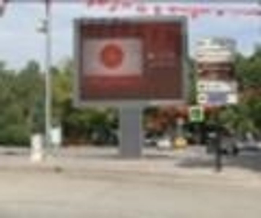 AA seçim çalışmaları görseli, açık hava ekranlarında