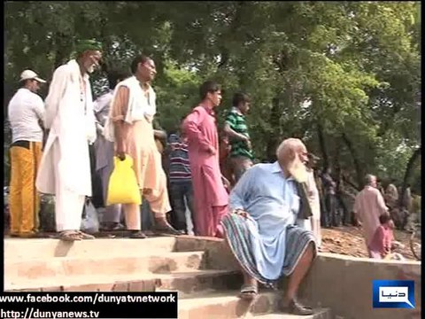 Dunya News - Citizens forced to duck underneath container blockades to cross (Raw Footage)
