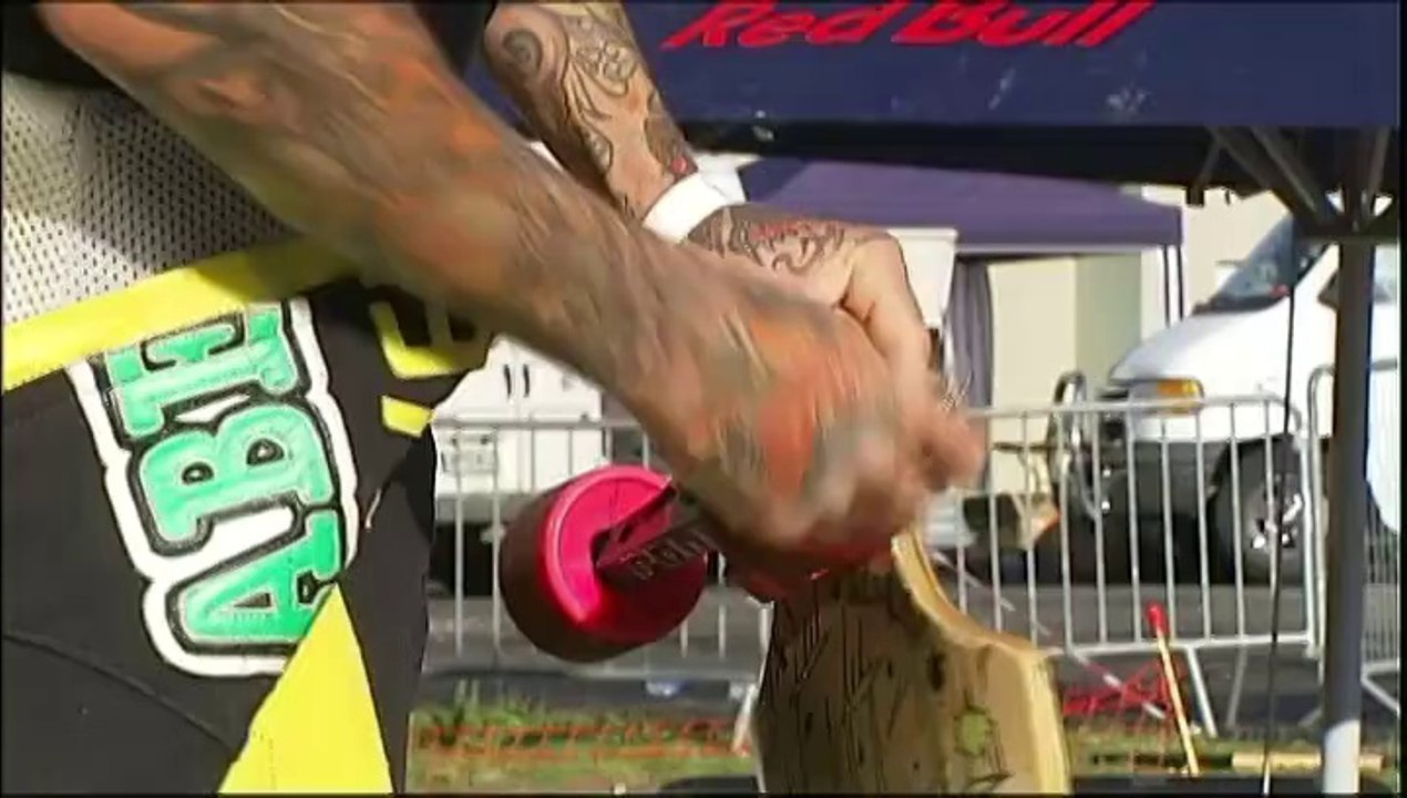 Des fous de glisse dévalent une route des Pyrénées à skate