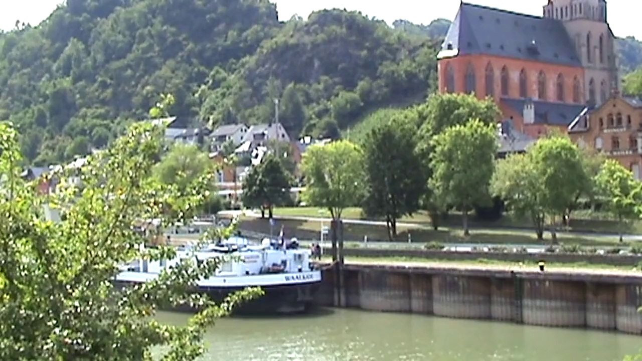 Eisenbahn auf beiden Rheinstrecken und Schiffe auf dem Rhein bei Oberwesel