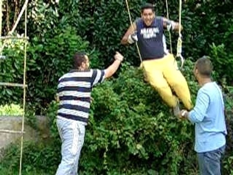 Régis fait de la balançoire