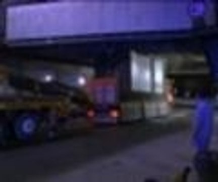 Trafo yüklü kamyon köprüye sıkıştı