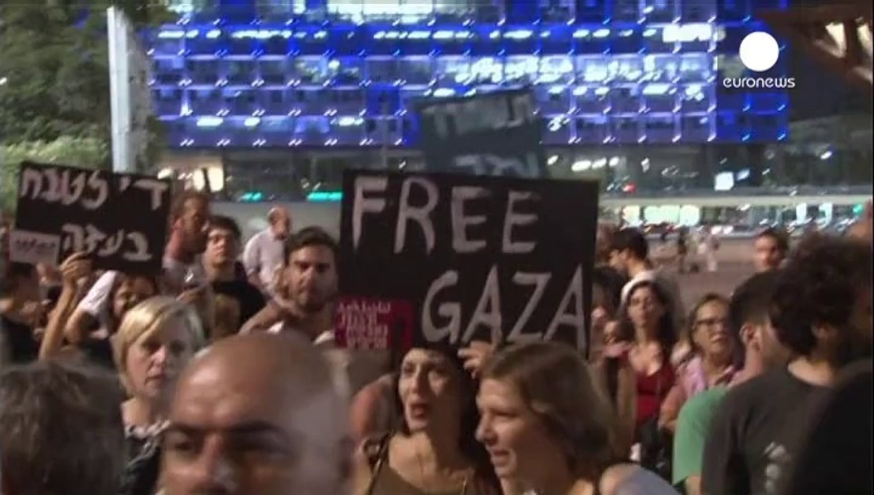 Gaza, continuano i raid.
