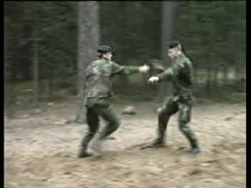 Défense attaque pleine tete au couteau