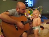 Babasıyla Çılgınca Şarkı Söyleyen Bebek