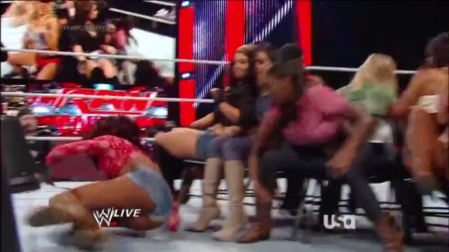 WWE RAw: 11/18/13 - Divas Musical Chairs