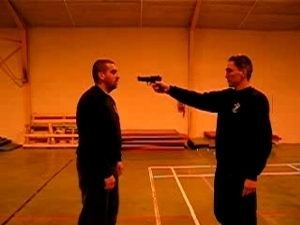 attaque pistolet frontal