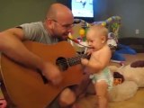 Çılgınca Şarkı Söyleyen Küçük Kız ve Babası