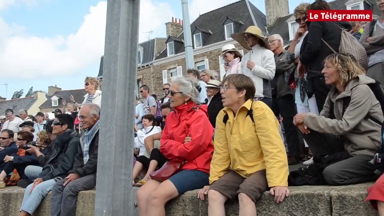 Paimpol. "Allez viens on danse encore au café du port"