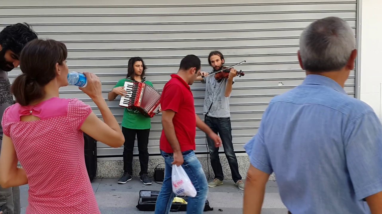 KADIKÖY'DE CANLI KEMAN DİNLETİSİ-2