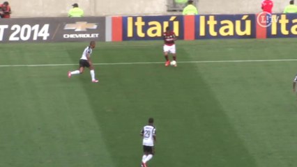 Everton tira onda com belo chapéu no Maracanã