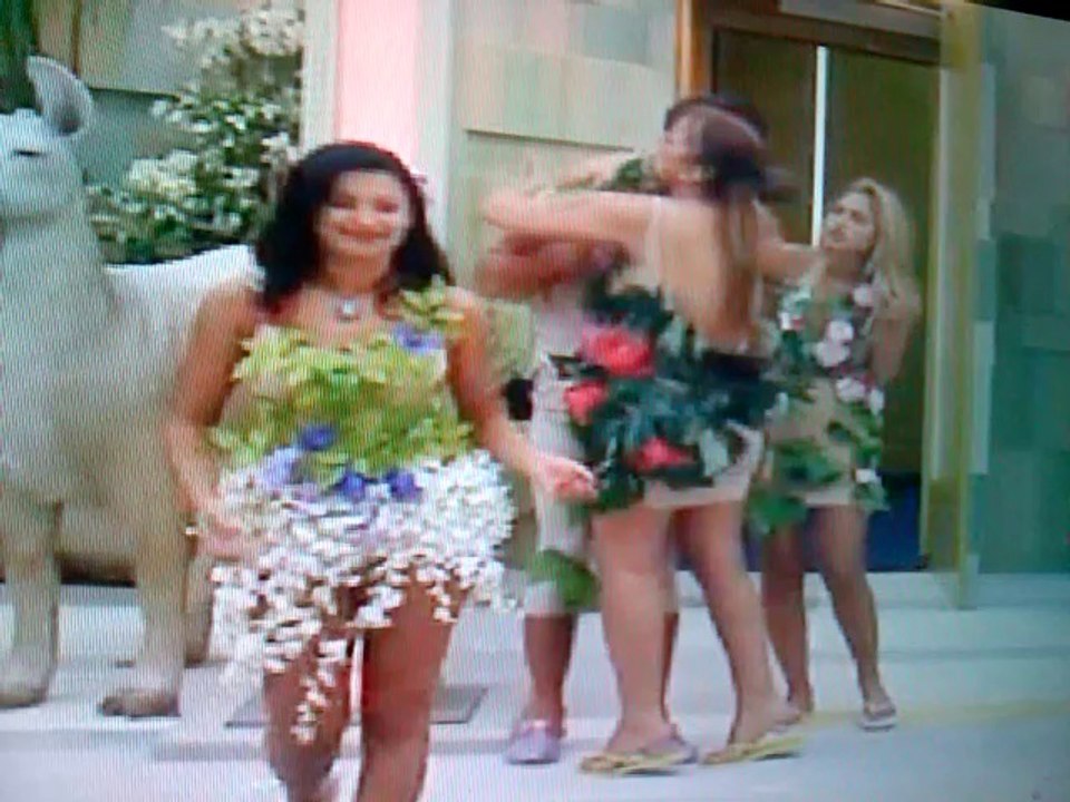 מרטין מתלהבת מאבא של אליאב, ומחכה לחיבוק עם אליאב.