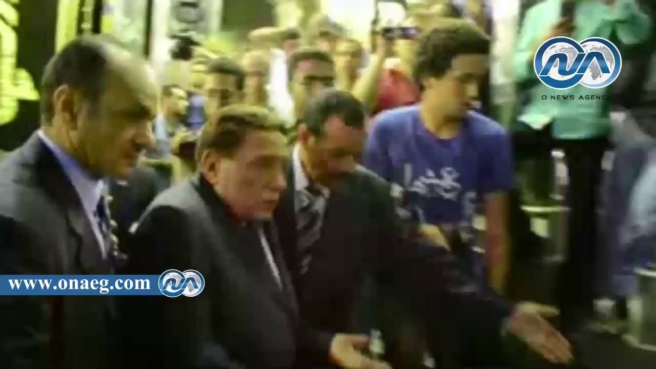 شاهد|| الفنان عادل إمام أثناء مغادرته عزاء صديق عمرة سعيد صالح