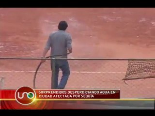 sorprendidos desperdiciando agua en ciudad afectada por sequia