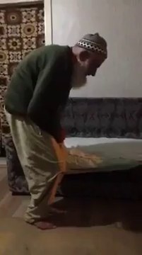7 yaşından beri kazaya namaz bırakmayan 90 yaşında alzheimer olmuş dedenin namazı...