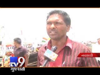 Скачать видео: Gujarat fishermen urge PM Narendra Modi to take up their woes with Centre, Navsari - Tv9 Gujarati