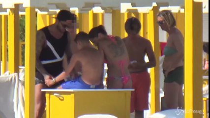 Baci e tuffi a Forte dei Marmi per ex tronista Alessio Lopasso e Roberta Bonfanti