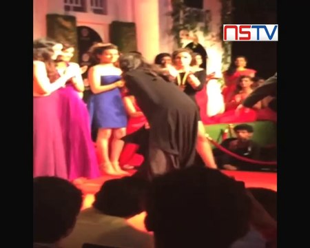 Nargis Fakri suffers wardrobe malfunction at IBFW