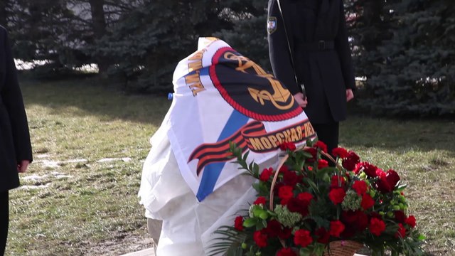 Кинокомпания «Союз Маринс Групп» на закладке камня памятника морским пехотинцам.