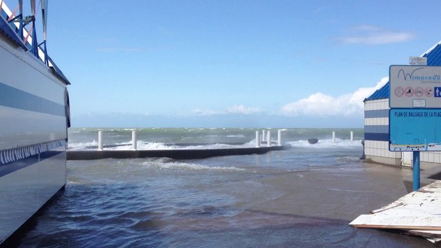 Les vagues déferlent sur la digue de Wimereux
