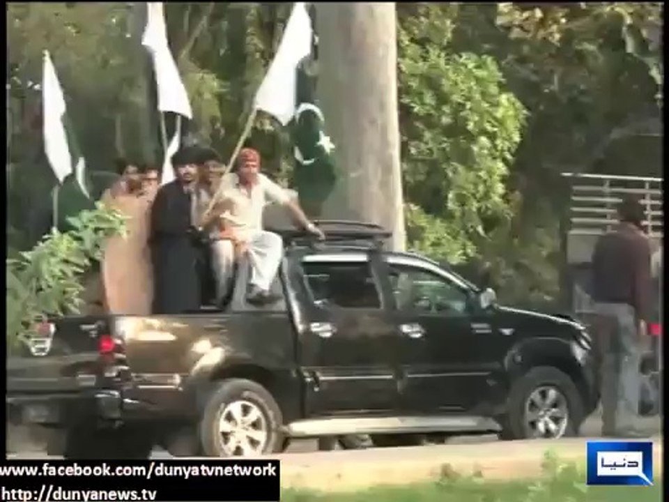 Fight Between  PML-N, PTI Workers at Zaman Park in Lahore