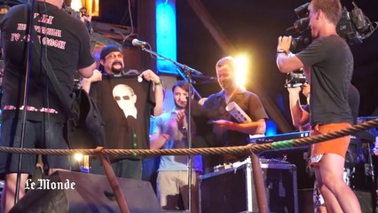 Steven Seagal brandit un tee-shirt de Poutine en Crimée