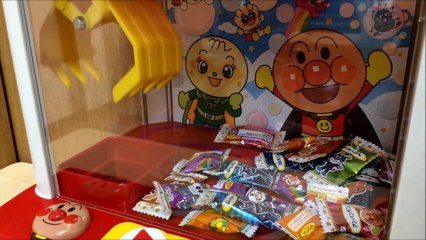 アンパンマン おもちゃ わくわくクレーンゲームでお菓子を取ってみたよ